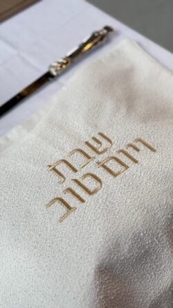 כיסוי חלה בגוון לבן