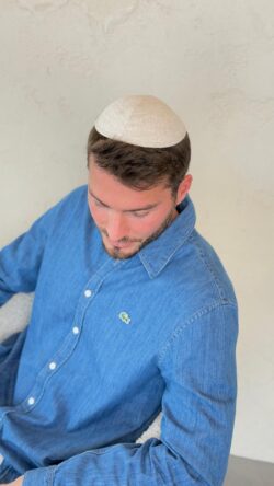 ⁦כיפה בגוון פשתן⁩ – תמונה ⁦2⁩