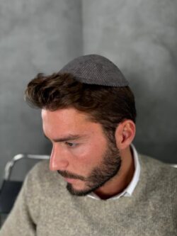⁦כיפה קורדרויי מאפור כהה⁩ – תמונה ⁦2⁩