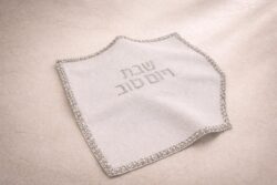 כיסוי חלה רקמה כסופה פנינים